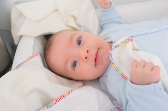 O João (bebé da Carla) com as toalhitas da Piriuki :-)