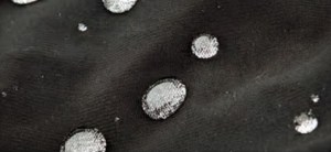 Quando o tecido está entupido ficam gotas por cima dos absorventes ou tecido de contacto não sendo absorvidas