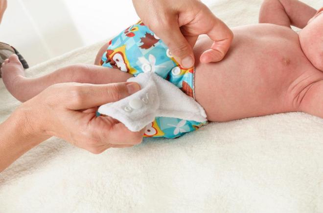 Apertar primeiro as molas das ancas (as primeiras) onde as pontas das abas vão dar não importa :-)