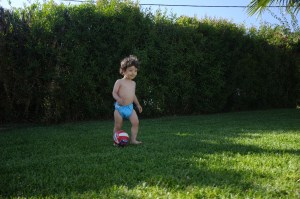 Não se nota a felicidade dele? Tem uma paixão por bolas que é impressionante :P